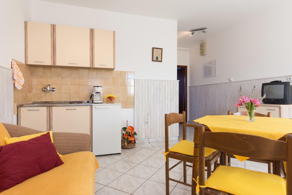 Apartment Milka Krk Town Buitenkant foto